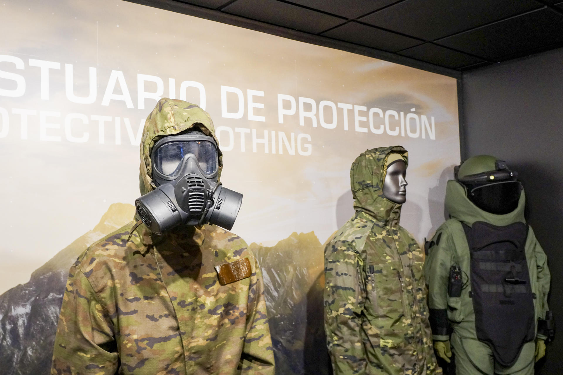 .- Una empresa española ha desarrollado el poncho multiespectral 'Velum', una prenda de camuflaje destinada a las Fuerzas Armadas y cuerpos de seguridad que dispone de una avanzada tecnología de enmascaramiento frente a sistemas de detección térmicos o infrarrojos como los que utilizan los drones militares. La empresa de uniformes tácticos para las Fuerzas Armadas y de seguridad Fecsa ha presentado este jueves esta prenda que tiene una eficacia "absoluta" frente a las cámaras térmicas o infrarrojas equipadas en drones militares y visores de armas, con lo que los soldados que la utilicen serán invisibles ante dichos sensores, ha declarado a los medios su director ejecutivo, Carlos de Cos. EFE/Adrián Masa
