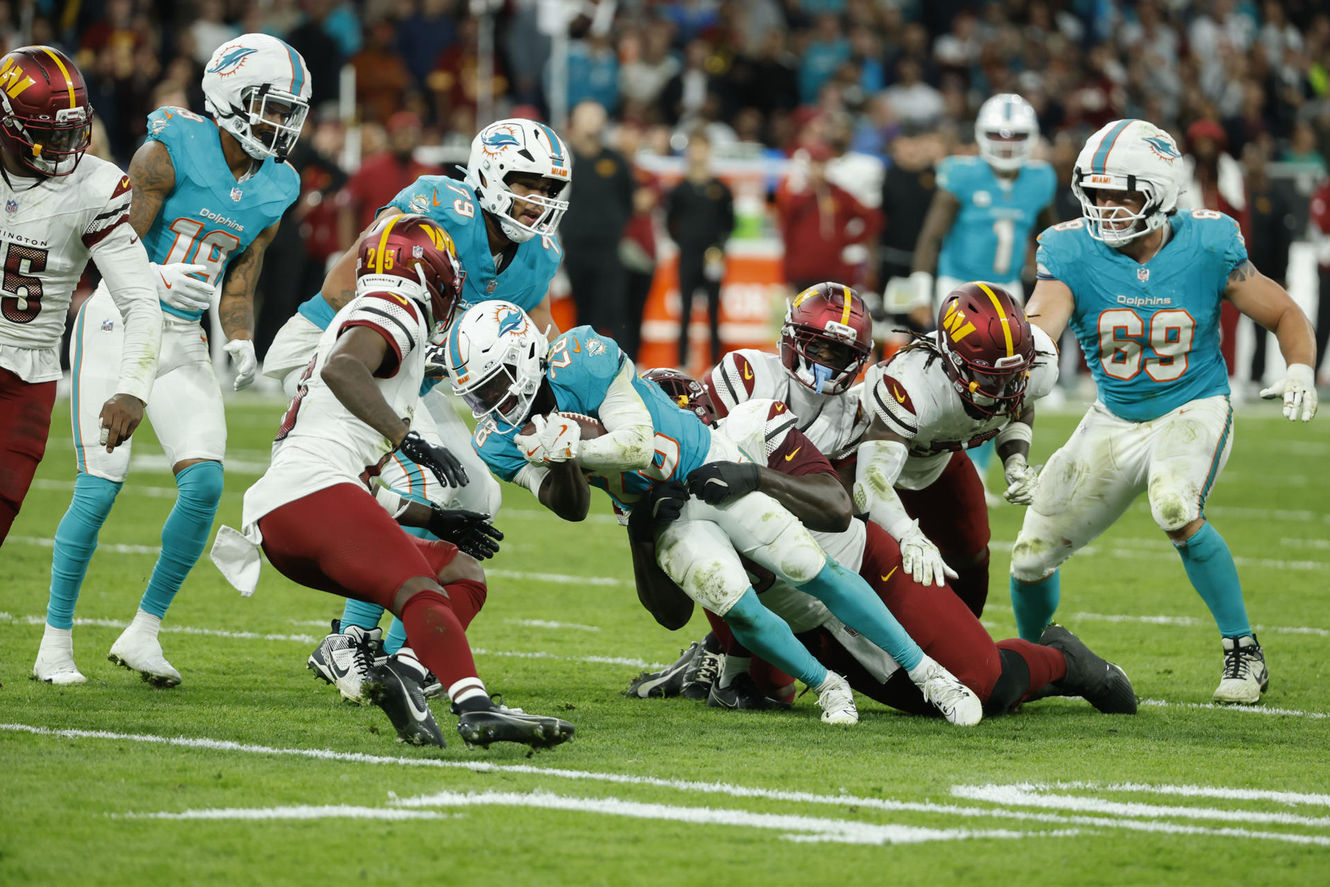 Imagen de archivo del partido de la Liga de Fútbol Americano (NFL) entre Miami Dolphins y Washington Commanders, disputado en el Estadio Santiago Bernabéu de Madrid el año pasado. EFE/JuanJo Martín

