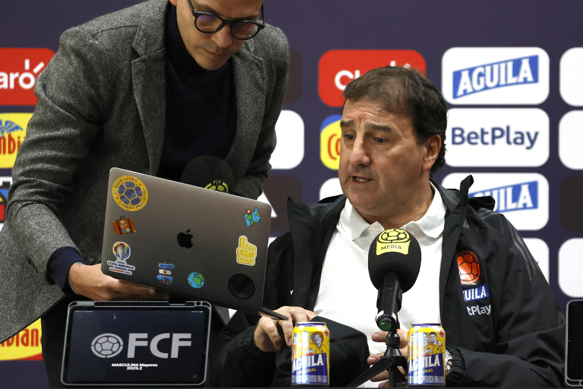 El seleccionador de Colombia, Néstor Lorenzo, habla durante una rueda de prensa en Bogotá. EFE/Mauricio Dueñas Castañeda
