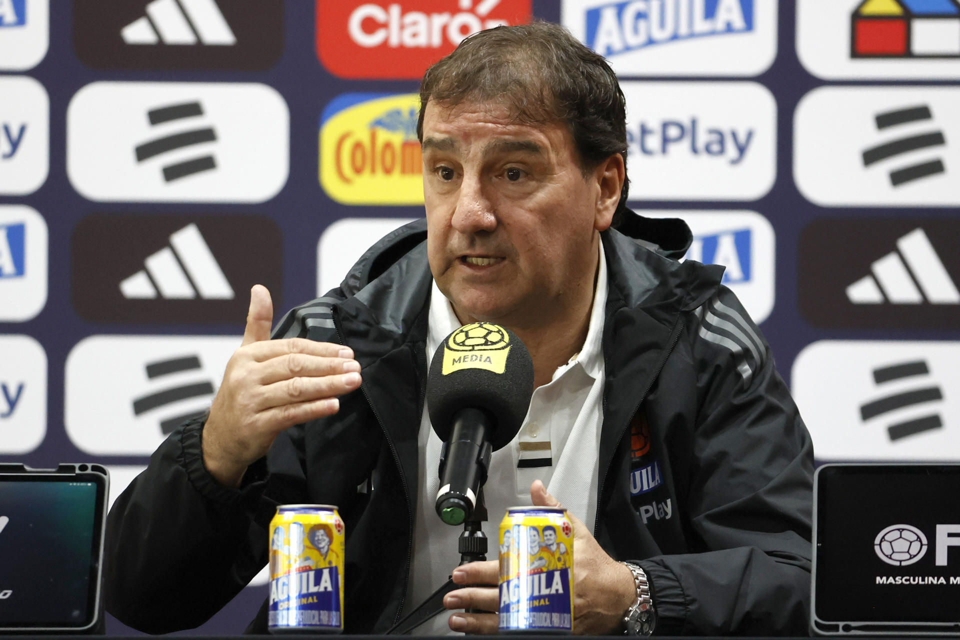 El seleccionador de Colombia, Néstor Lorenzo, habla durante una rueda de prensa en Bogotá. EFE/Mauricio Dueñas Castañeda
