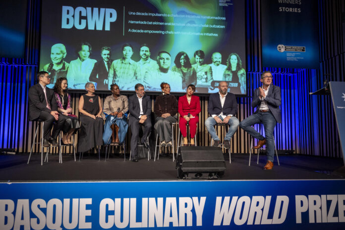 La estadounidense de origen mexicano Leticia Landa (2i) ganadora del año pasado del Basque Culinary World Prize, junto al director del Basque Culinary Center, Joxe Mari AIzega (d); el director del jurado, el chef Joan Roca (c) y algunos premiados en ediciones anteriores. EFE/Javier Etxezarreta
