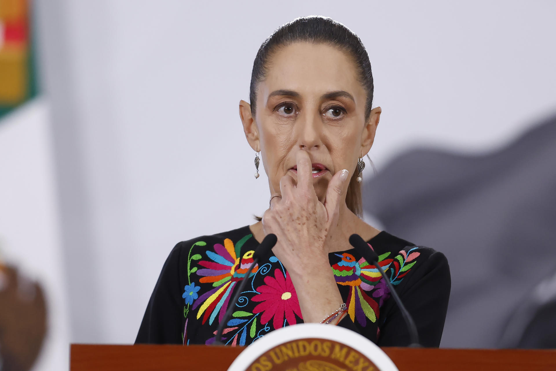 La presidenta de México, Claudia Sheinbaum, habla durante una rueda de prensa este jueves, en el Palacio Nacional en Ciudad de México (México). EFE/ Sáshenka Gutiérrez
