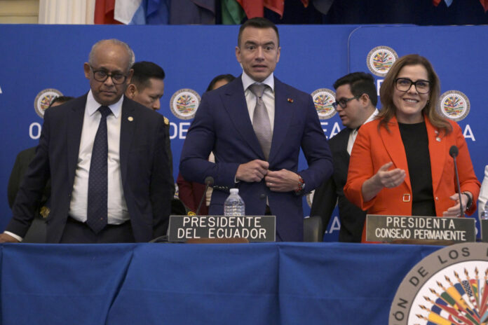 El presidente de Ecuador, Daniel Noboa (c), junto al secretario general de la Organización de los Estados Americanos (OEA), Albert Ramdin (i), y la presidenta del Consejo Permanente de la Organización de los Estados Americanos, Alejandra Solano Cabalceta, asisten a un evento este jueves, en la sede de la Organización en Washington (Estados Unidos). EFE/ Lenin Nolly
