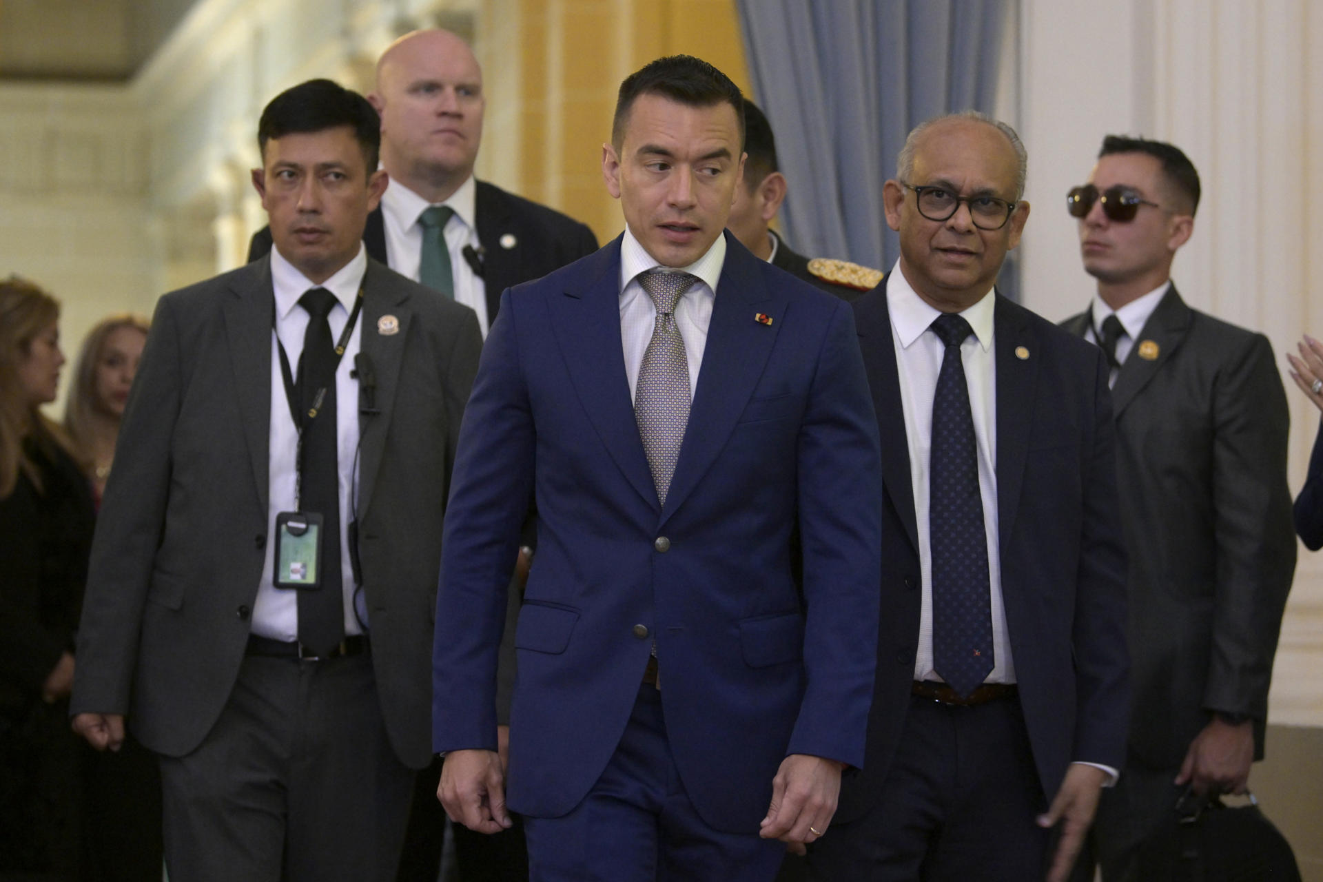 El presidente de Ecuador, Daniel Noboa (c), junto al secretario general de la Organización de los Estados Americanos (OEA), Albert Ramdin (d), asisten a un evento este jueves, en la sede de la Organización en Washington (Estados Unidos). EFE/ Lenin Nolly
