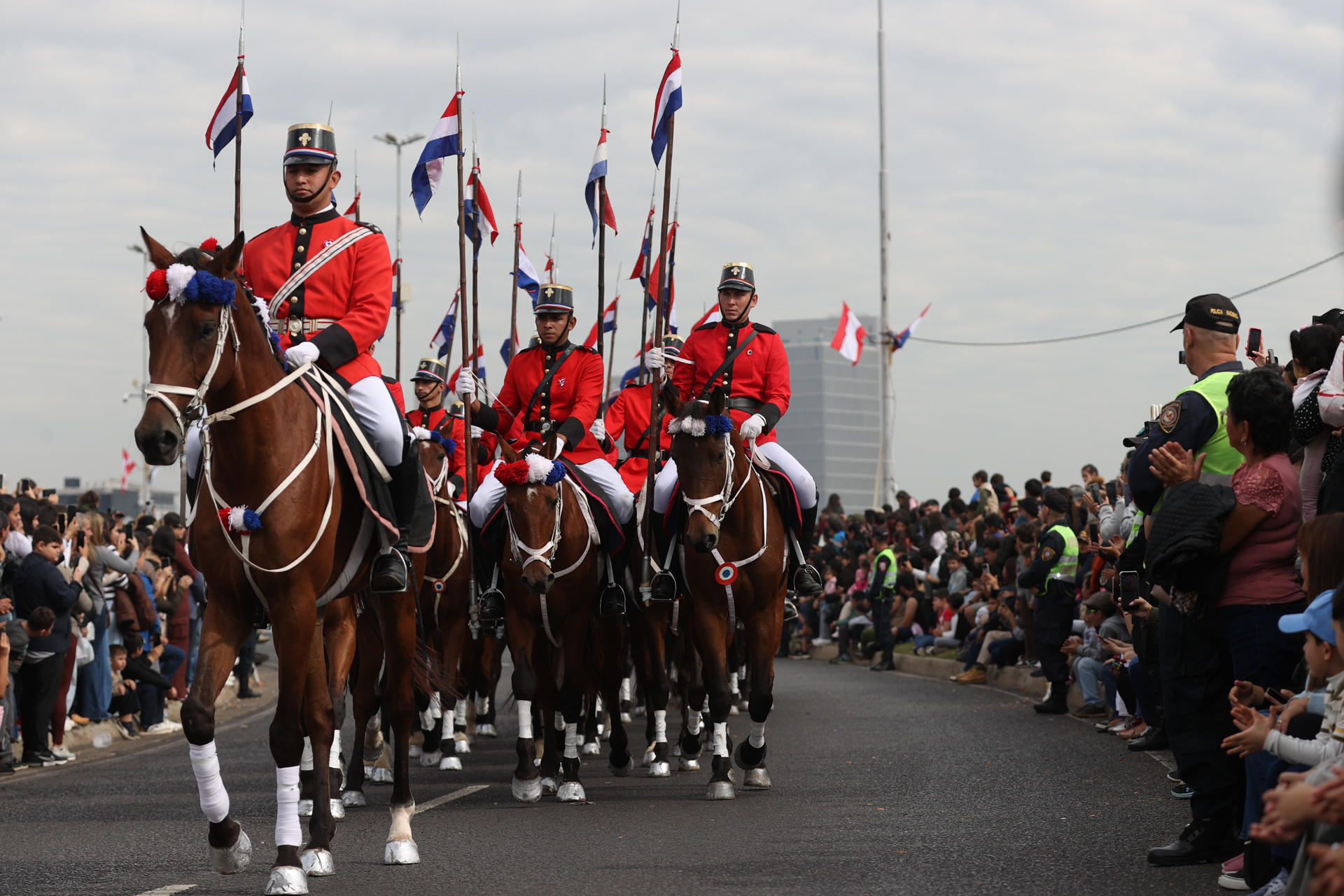 Integrantes de las fuerzas militares de Paraguay participan en el desfile militar por la conmemoración de los 215 años de la Independencia en Asunción (Paraguay). EFE/ Juan Pablo Pino

