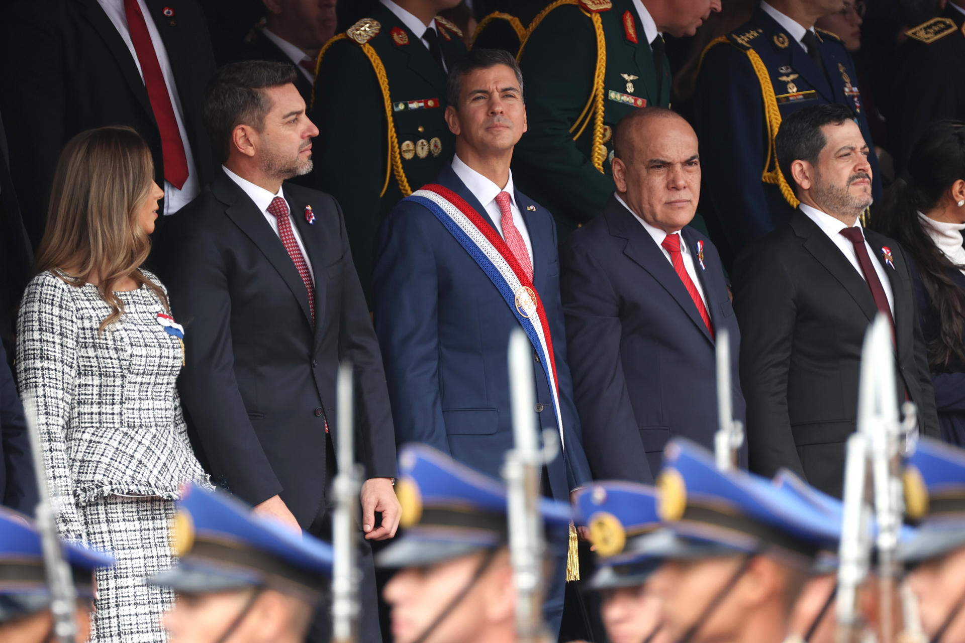 De izquierda a derecha, la diputada de Paraguay, Fabiana Souto; el vicepresidente de Paraguay, Pedro Alliana; el presidente de Paraguay, Santiago Peña; el presidente del Senado de Paraguay, Basilio Núñez; y el presidente de la Cámara de Diputados de Paraguay, Raúl Latorre, durante el desfile militar por la conmemoración de los 215 años de la Independencia en Asunción (Paraguay). EFE/ Juan Pablo Pino
