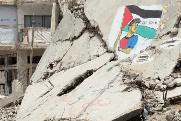 - Dos artistas palestinos pintaron un mural del futbolista Lamine Yamal sujetando una bandera palestina sobre las ruinas de una casa destruida por ataques israelíes en el campamento de refugiados de Al Shati, al oeste de la ciudad de Gaza. 