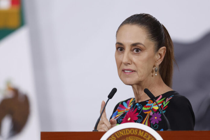 La presidenta de México, Claudia Sheinbaum, habla durante una rueda de prensa este jueves, en el Palacio Nacional en Ciudad de México (México). EFE/ Sáshenka Gutiérrez
