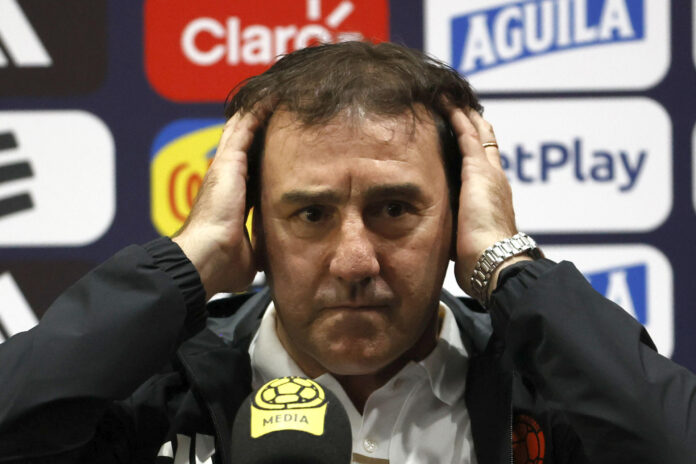 El seleccionador de Colombia, Néstor Lorenzo, habla durante una rueda de prensa en Bogotá (Colombia). EFE/ Mauricio Dueñas Castañeda
