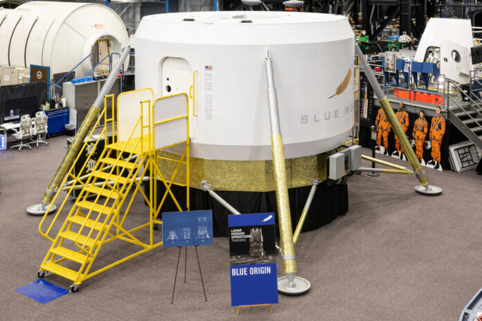Fotografía cedida por la NASA que muestra un prototipo a escala real de la cabina de la tripulación del módulo de aterrizaje Blue Moon Mark 2 de Blue Origin. EFE/NASA
