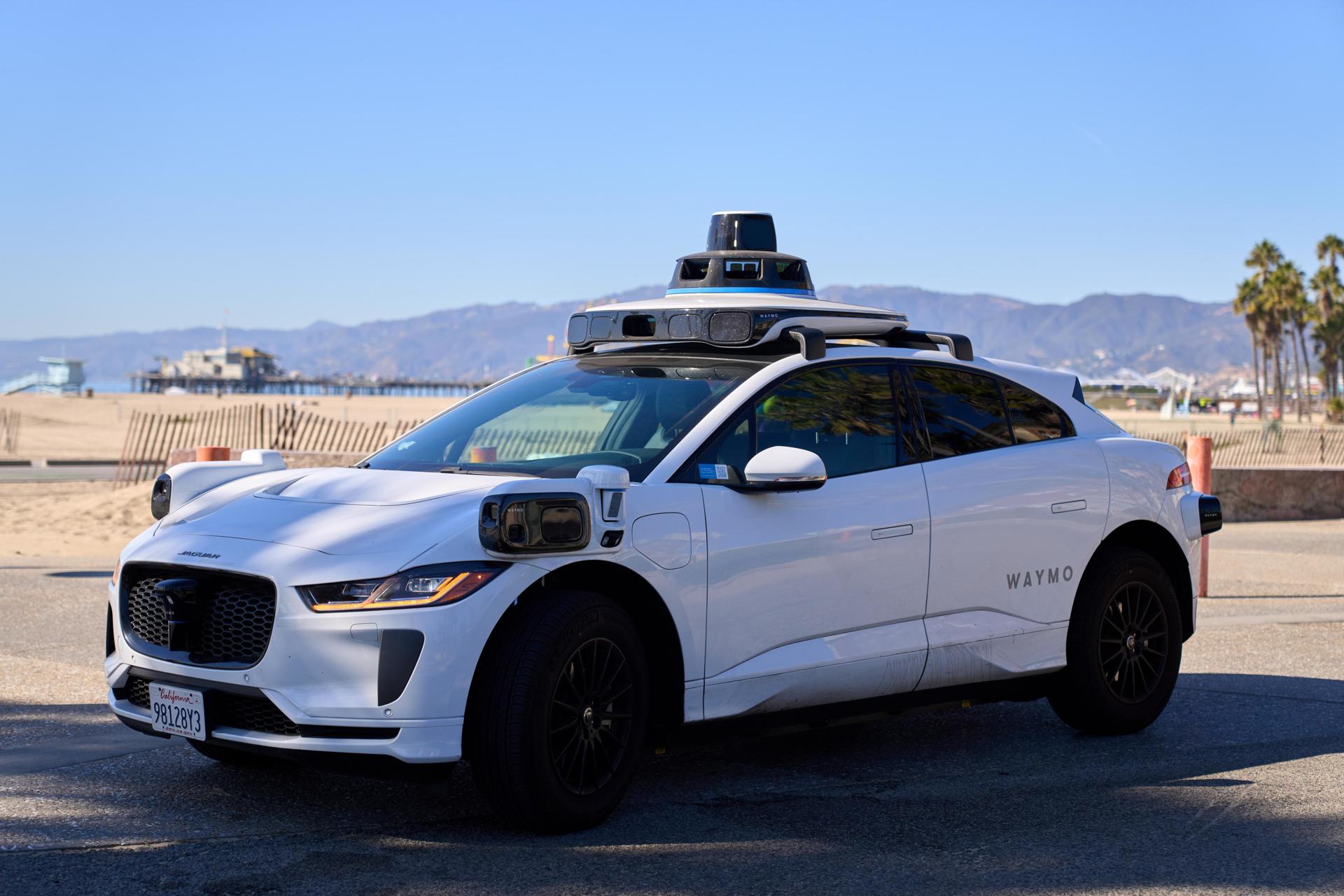 Fotografía de archivo que muestra un robotaxi Jaguar autónomo de Waymo que espera a un pasajero en Los Ángeles, California (EE. UU.). EFE/ Allison Dinner
