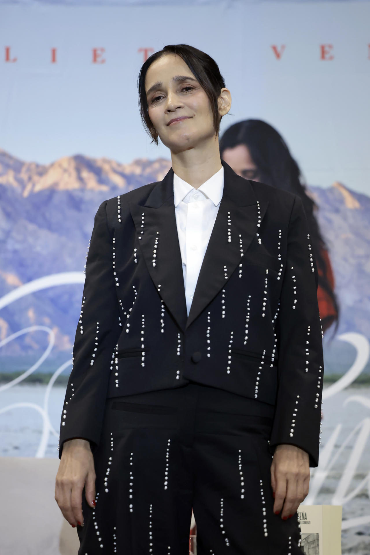 La cantante mexicana Julieta Venegas, posa durante la presentación de su libro y álbum discográfico titulados 'Norteña' este jueves, en Ciudad de México (México). EFE/ José Méndez