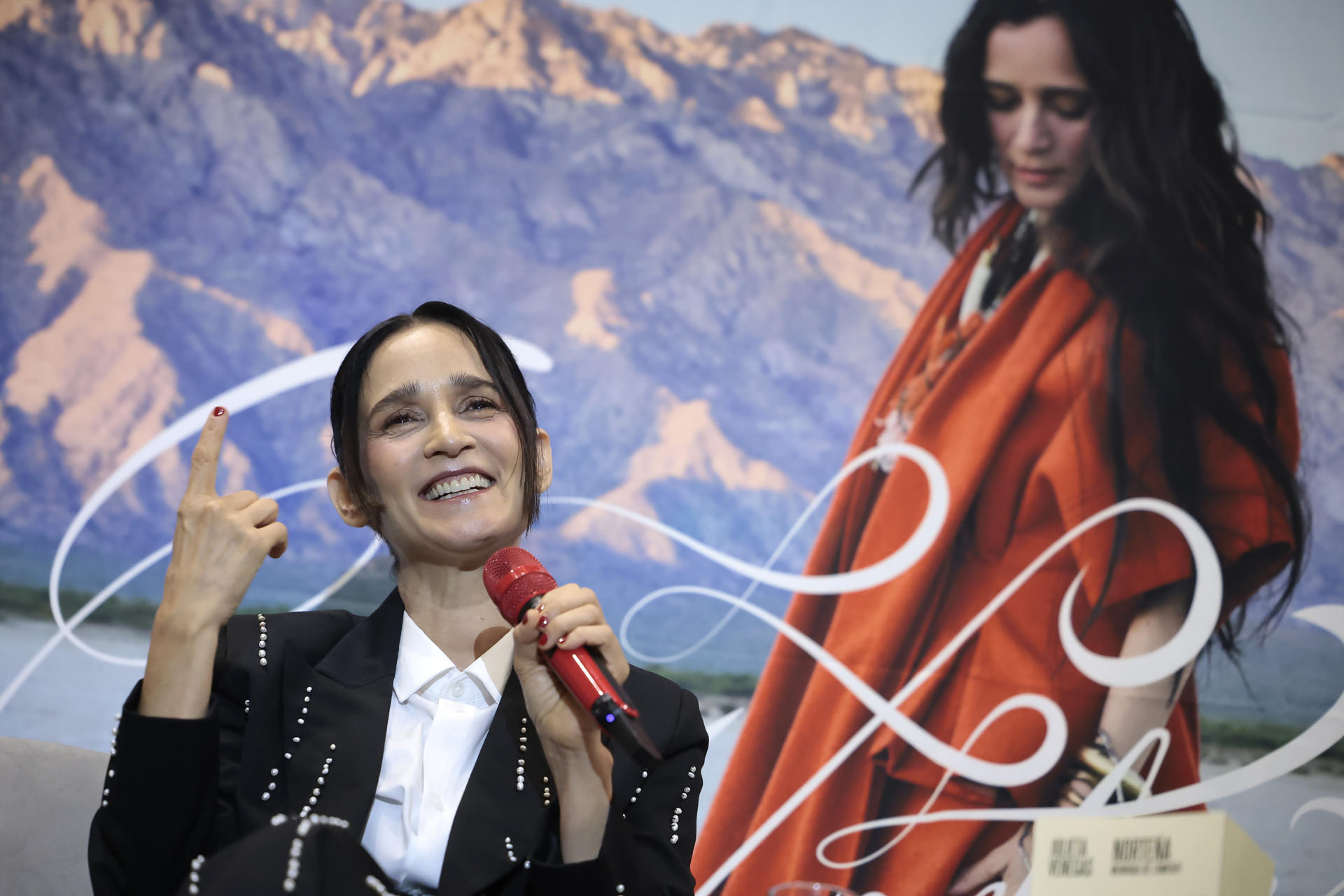 La cantante mexicana Julieta Venegas, habla durante la presentación de su libro y álbum discográfico titulados 'Norteña' este jueves, en Ciudad de México (México). EFE/ José Méndez