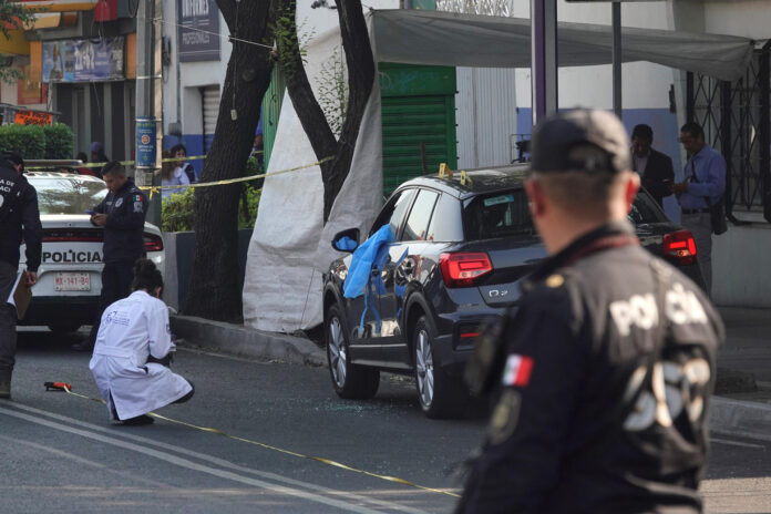 Peritos forenses trabajan en la zona donde fue asesinada la secretaria particular de la Jefa de Gobierno Clara Brugada, en una avenida principal de la Ciudad de México (México). Imagen de archivo. EFE/Madla Hartz
