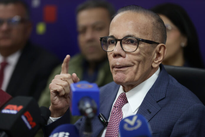 El opositor venezolano Manuel Rosales habla en un rueda de prensa este jueves, en Caracas (Venezuela). EFE/ Ronald Peña R
