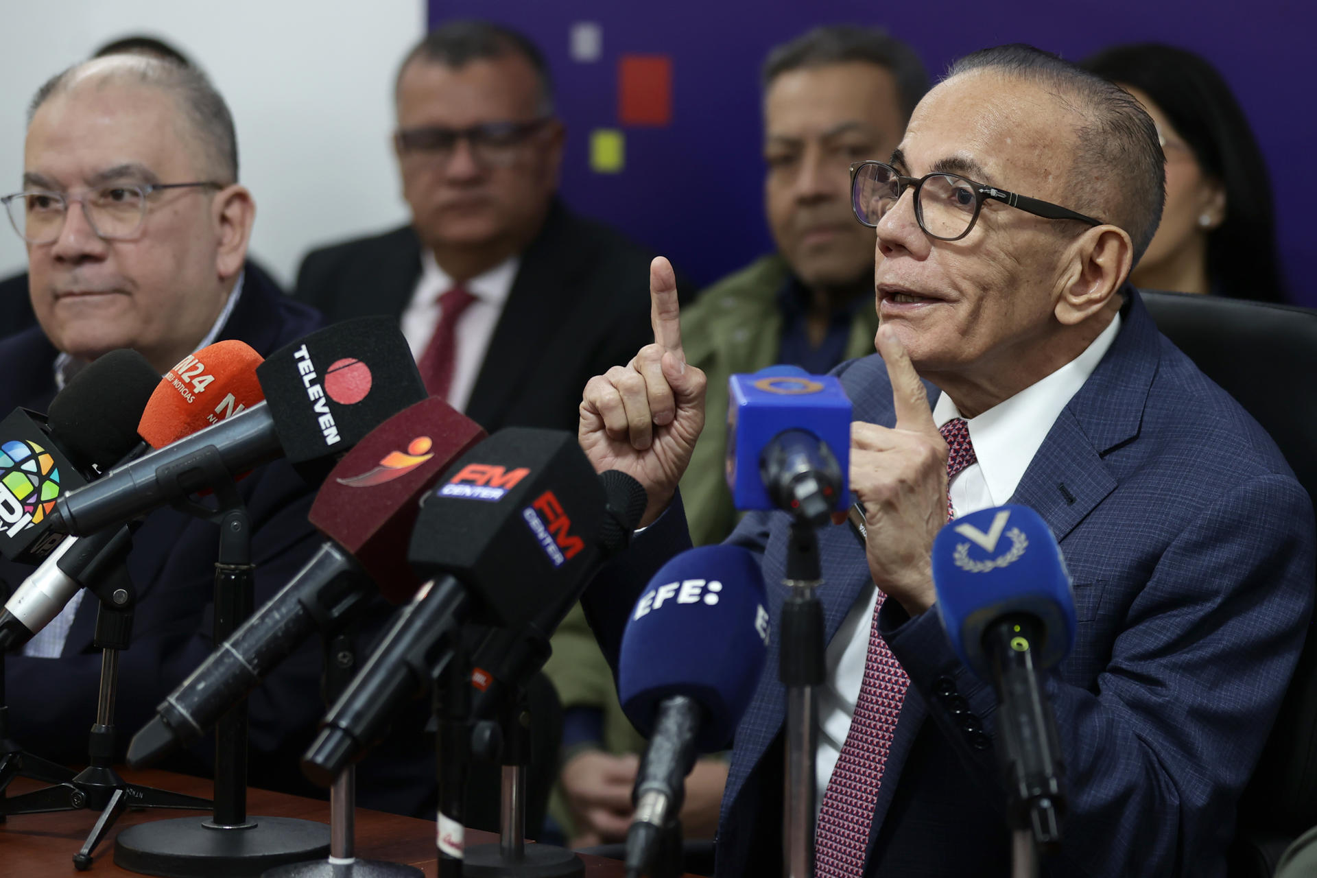 El opositor venezolano Manuel Rosales habla en un rueda de prensa este jueves, en Caracas (Venezuela). EFE/ Ronald Peña R
