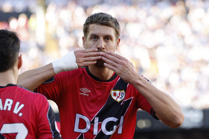 El defensa del Rayo Vallecano Florian Lejeune celebra el 0-1 conseguido durante el partido de la jornada 36 de LaLiga entre el Valencia y el Rayo Vallecano, este jueves en el estadio de Mestalla en València. EFE/Ana Escobar
