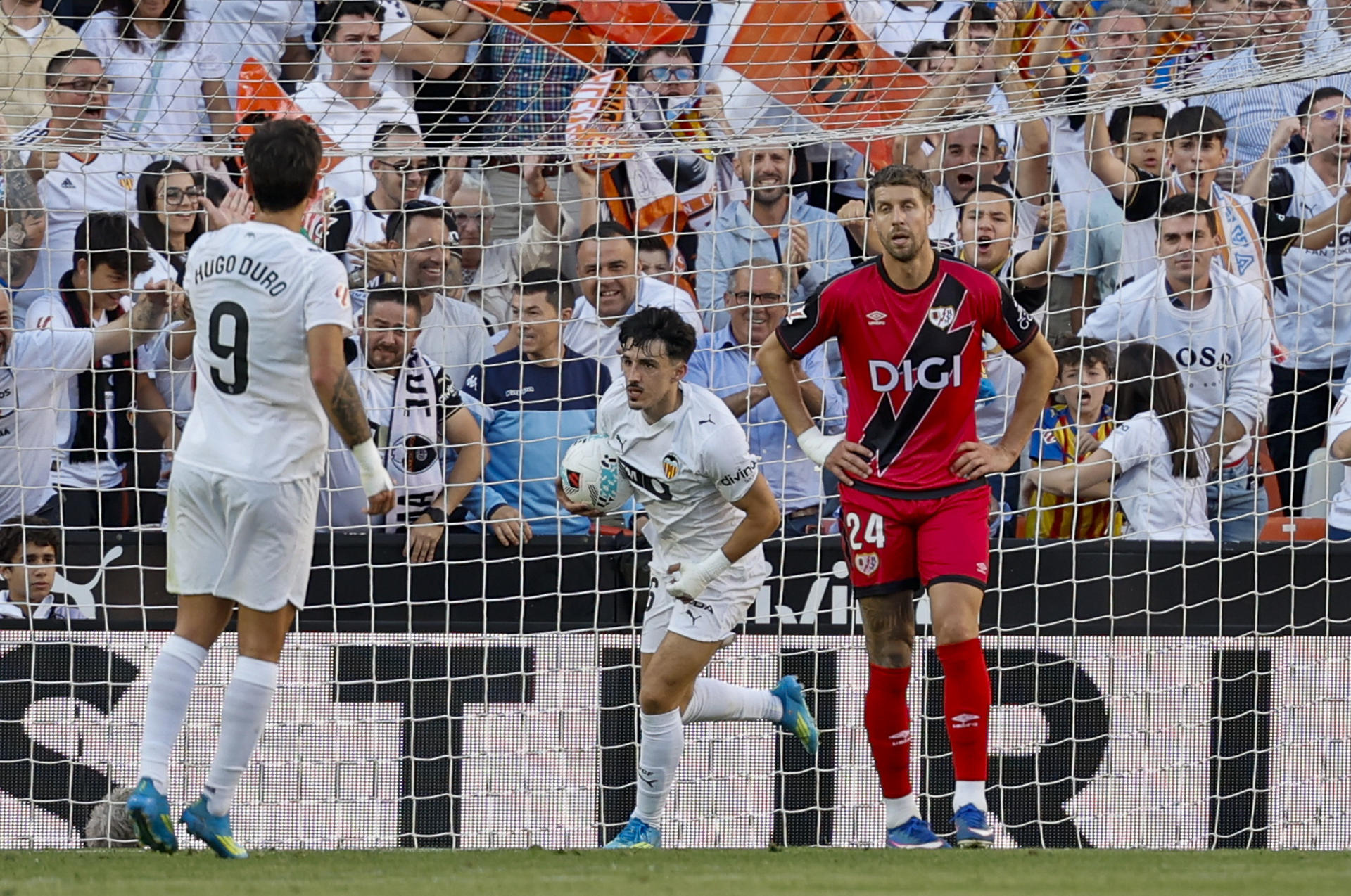 El centrocampista del Valencia Diego López (c, detrás) tras marcar el primer gol de su equipo durante el partido de la jornada 36 de LaLiga entre el Valencia y el Rayo Vallecano, este jueves en el estadio de Mestalla en València.-EFE/ Ana Escobar
