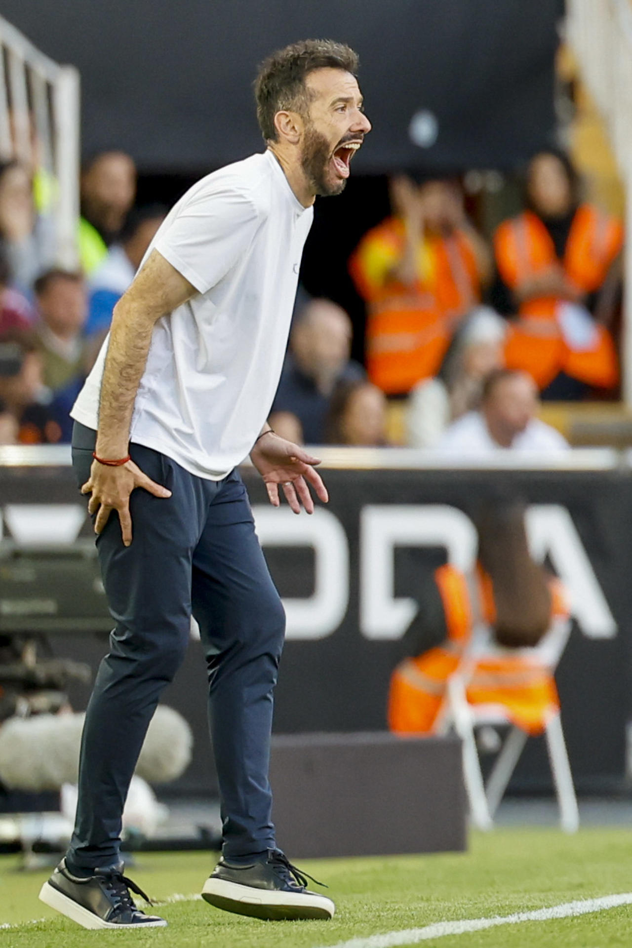 El entrenador del Valencia, Carlos Corberán, durante el partido de la jornada 36 de LaLiga entre el Valencia y el Rayo Vallecano, este jueves en el estadio de Mestalla en València.-EFE/ Ana Escobar
