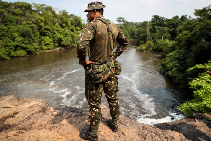 Fotografía de archivo que muestra a un soldado del ejercito brasileño durante una ronda en la Amazonía. EFE/ Fernando Bizerra Jr

