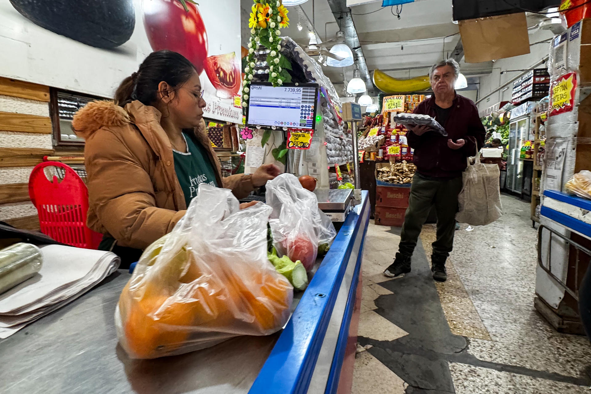 Una persona compra productos en una tienda este jueves, en Buenos Aires (Argentina). EFE/ Juan Ignacio Roncoroni
