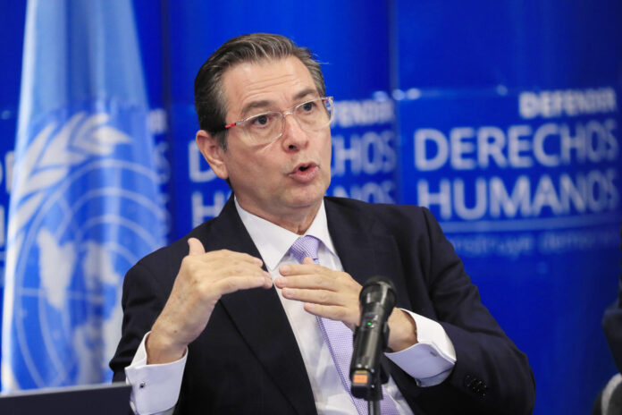 El representante del Mecanismo Internacional de Expertos Independientes de las Naciones Unidas para promover la justicia y la igualdad racial, Víctor Rodríguez Rescia (d), fue captado, este 14 de mayo, durante una rueda de prensa, en Bogotá (Colombia). EFE/Carlos Ortega
