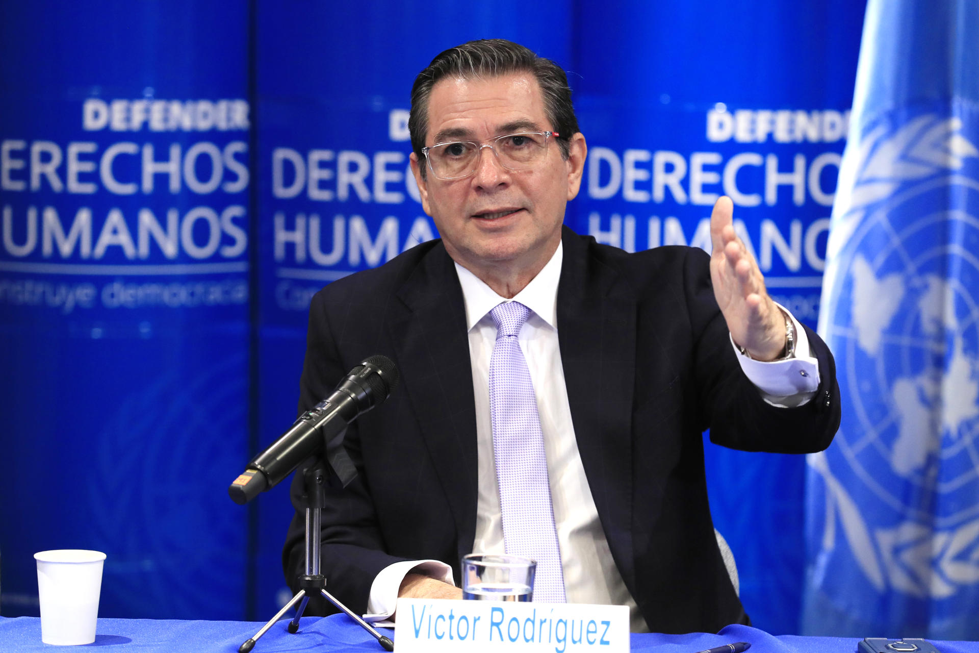 El representante del Mecanismo Internacional de Expertos Independientes de las Naciones Unidas para promover la justicia y la igualdad racial, Víctor Rodríguez Rescia (d), fue captado, este 14 de mayo, durante una rueda de prensa, en Bogotá (Colombia). EFE/Carlos Ortega
