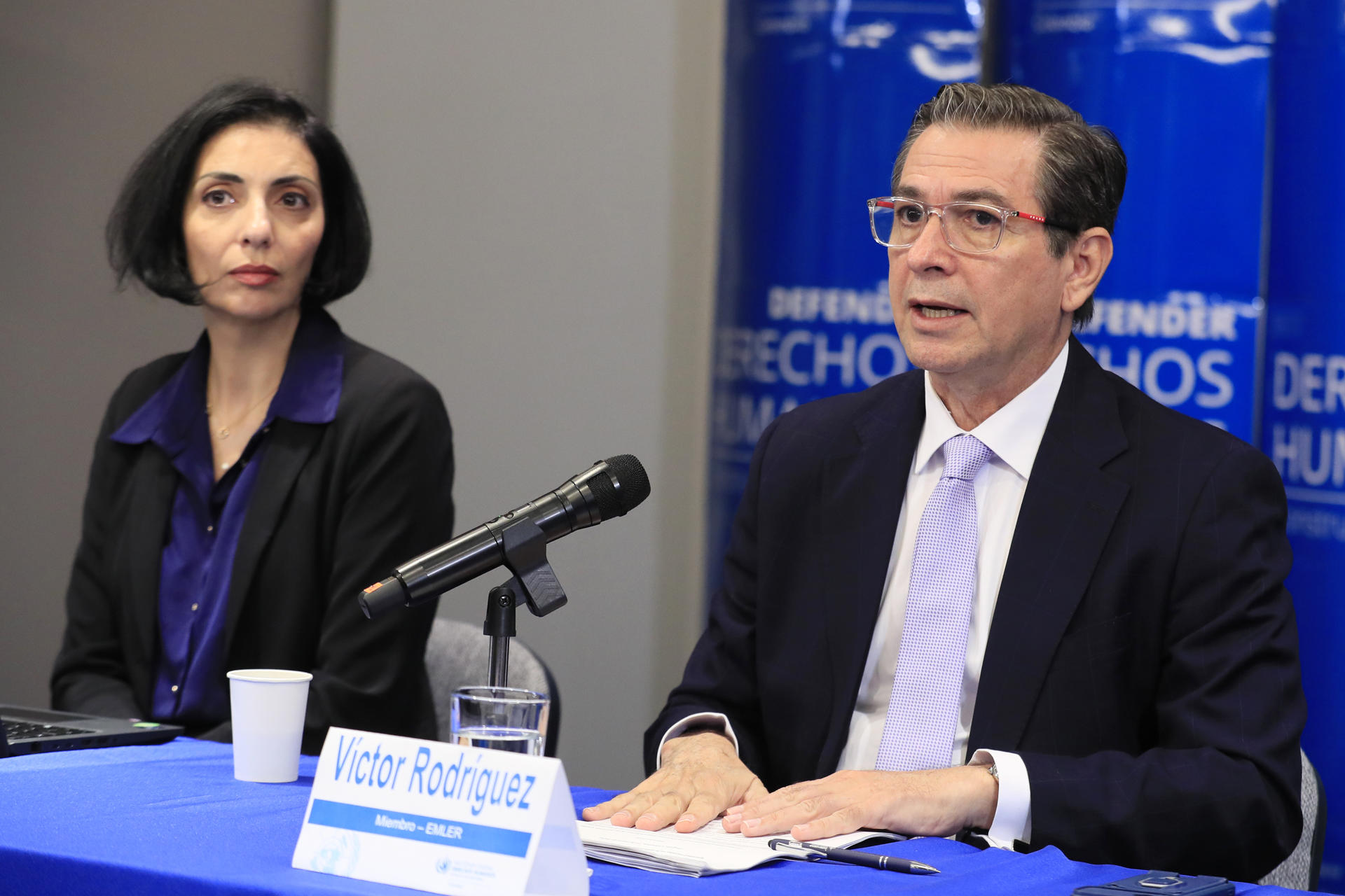 El representante del Mecanismo Internacional de Expertos Independientes de las Naciones Unidas para promover la justicia y la igualdad racial, Víctor Rodríguez Rescia (d), fue captado, este 14 de mayo, durante una rueda de prensa, en Bogotá (Colombia). EFE/Carlos Ortega
