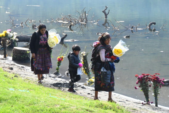Indígenas de la etnia maya fueron captados este 14 de mayo al participar en una ceremonia ancestral, en la laguna de Chicabal, en San Martín Sacatepéquez (Guatemala). EFE/Alex Cruz
