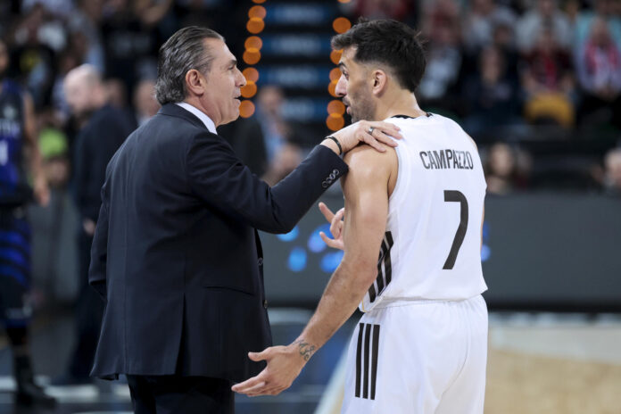 BILBAO, 14/05/2026.- El entrenador del Real Madrid, Sergio Scariolo (i), conversa con el base Facundo Campazzo (d) durante el encuentro de la Liga Endesa entre el Bilbao Basket y el Real Madrid celebrado este jueves en el Bilbao Arena. EFE/ Luis Tejido
