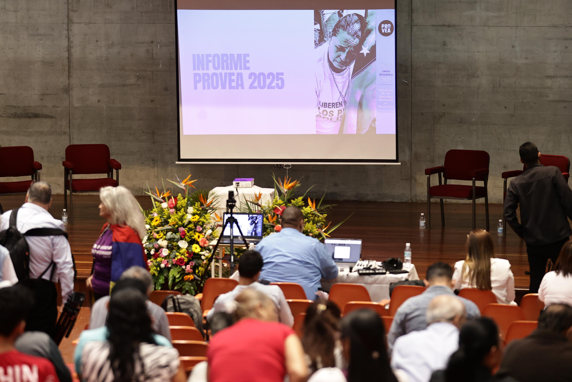 Personas asisten a la presentación del informe anual de la ONG Provea este jueves, en Caracas (Venezuela). EFE/ Ronald Peña R

