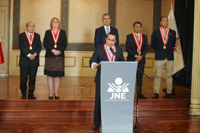 El presidente del Jurado Nacional de Elecciones (JNE), Roberto Burneo, habla en una rueda de prensa este jueves, en Lima (Perú). EFE/ Paolo Aguilar
