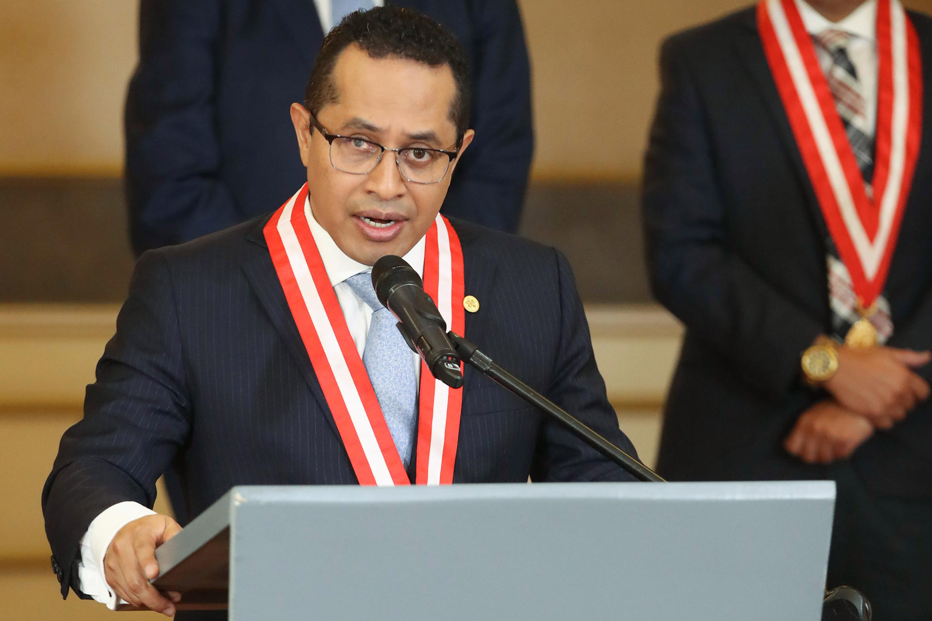 El presidente del Jurado Nacional de Elecciones (JNE), Roberto Burneo, habla en una rueda de prensa este jueves, en Lima (Perú). EFE/ Paolo Aguilar
