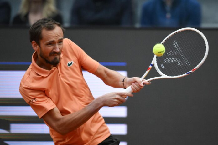 ROME (Italy), 14/05/2026.- El ruso Daniil Medvedev durante el partido de cuartos de final del torneo de Roma que le enfrentó al español Martin Landaluce. (Tenis, Italia, Rusia, España, Roma) EFE/EPA/ALESSANDRO DI MEO
