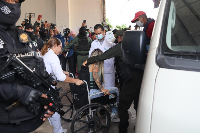 La media hermana del presunto narcotraficante uruguayo Sebastián Marset, Tatiana Marset Alba (c), es ingresada a un hospital este jueves, en Santa Cruz (Bolivia). EFE/ Juan Carlos Torrejó
