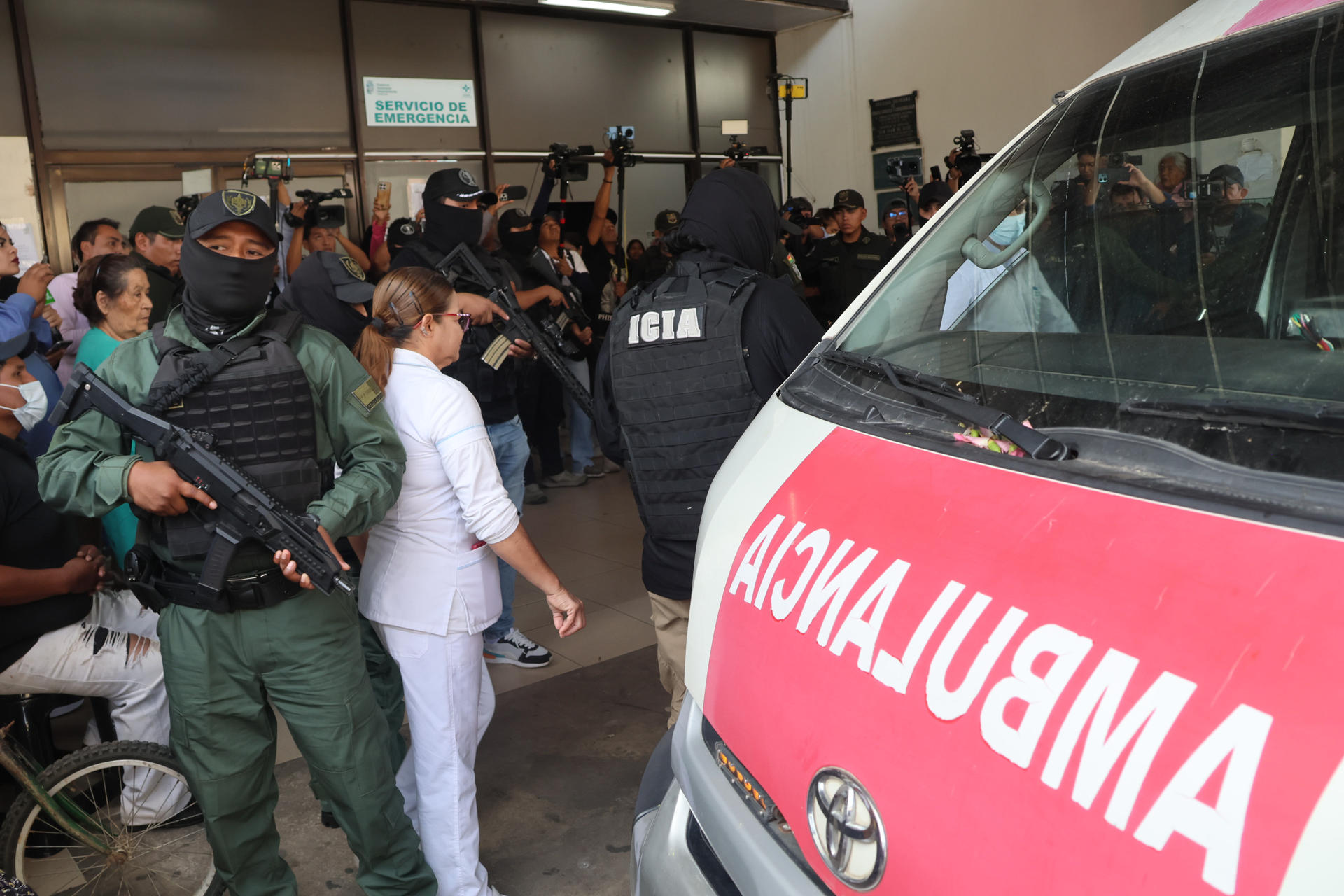 Integrantes de la Policía de Bolivia custodian la ambulancia en la que fue trasladada a un hospital Tatiana Marset Alba este jueves, en Santa Cruz (Bolivia). EFE/ Juan Carlos Torrejón
