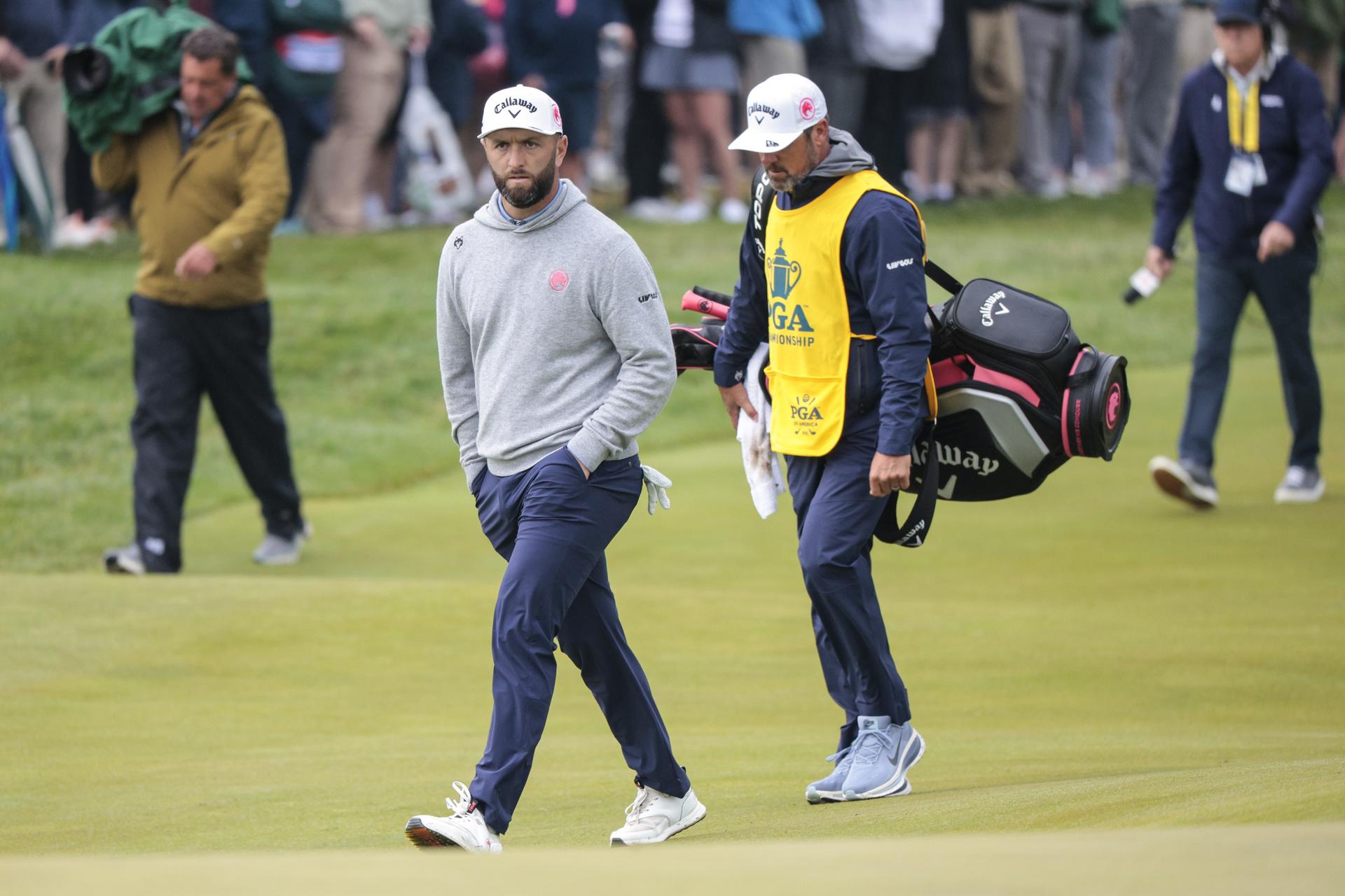 El español Jon Rahm firmó una tarjeta de 69 golpes (uno bajo par), en la que sumó dos birdies, un eagle y dos bogeys en el Campeonato de la PGA. EFE/EPA/STEVEN M. FALK
