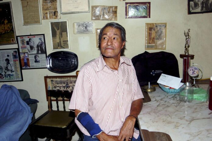 Fotografía tomada el 8 de diciembre de 2009 al exfutbolista hondureño Jorge 'el Indio' Urquía como reacción ante un rumor divulgado entonces sobre su muerte. Este jueves, casi 17 años después, los familiares han anunciado el fallecimiento del exdelantero del Olimpia de Tegucigalpa, la selección, y los clubes españoles Alavés y Mallorca. EFE/STR/PROHIBIDO SU USO EN HONDURAS[PROHIBIDO SU USO EN HONDURAS]
