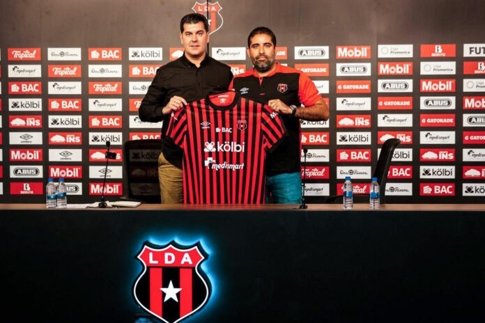 Fotografía cedida por Alajuelense que muestra a su nuevo entrenador, el español Ismael Rescalvo (i), y a su gerente, Carlos Vela, en Alajuela (Costa Rica). EFE/Liga Deportiva Alajuelense /SOLO USO EDITORIAL/NO VENTAS/ SOLO DISPONIBLE PARA ILUSTRAR LA NOTICIA QUE ACOMPAÑA (CRÉDITO OBLIGATORIO) MÁXIMA CALIDAD DISPONIBLE
