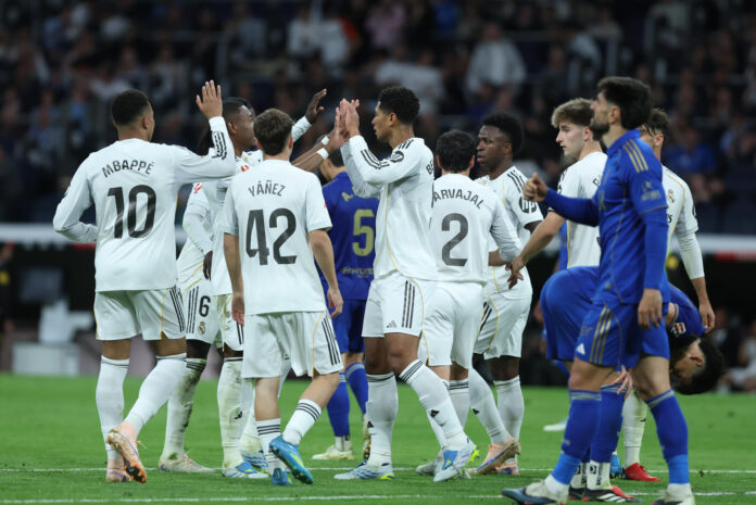 El británico Jude Bellingham (c), del Real Madrid, celebra su gol durante el partido de la jornada 36 de LaLiga que Real Madrid y Real Oviedo disputan este jueves en el estadio Santiago Bernabéu. EFE/Kiko Huesca
