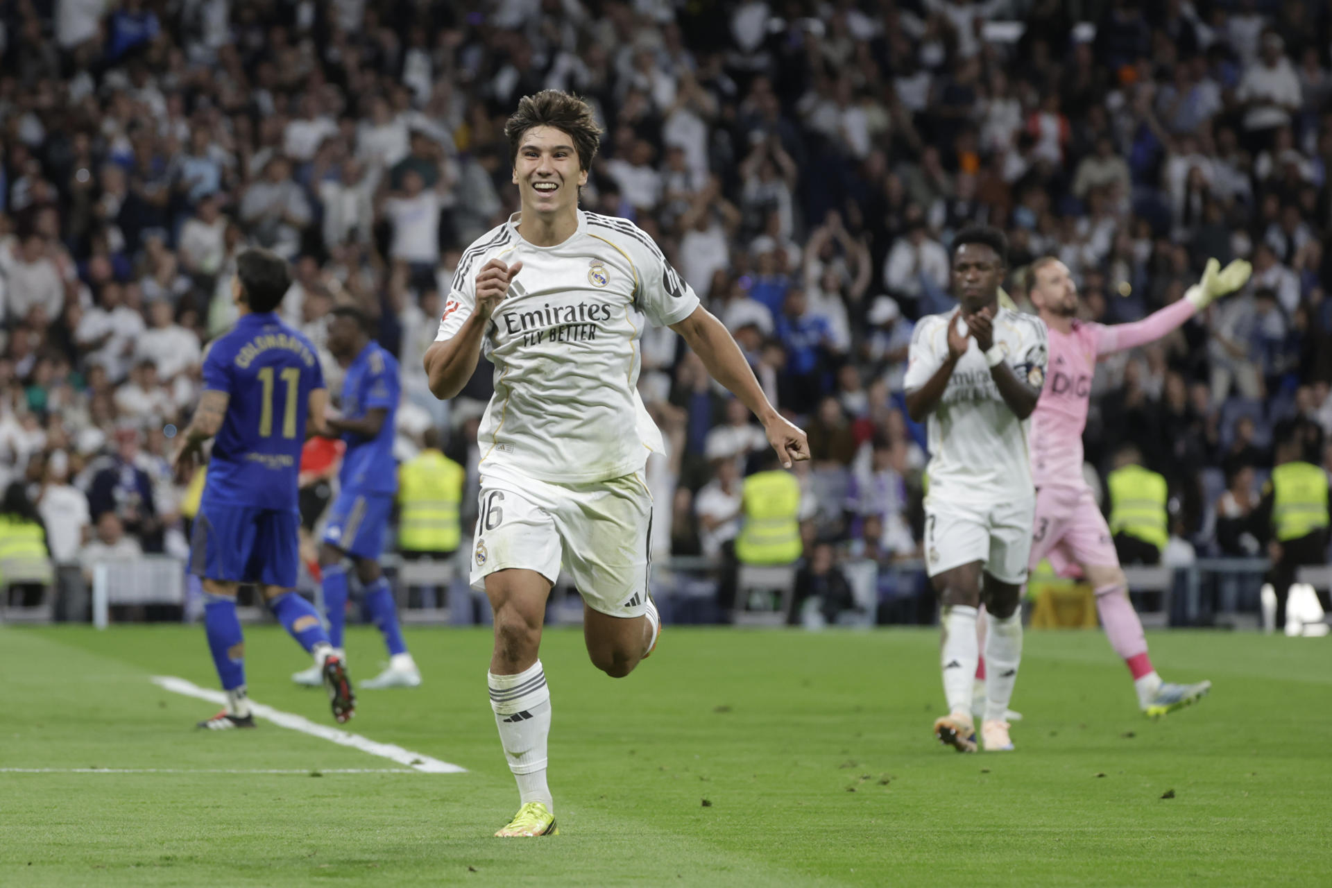 El delantero del Real Madrid Gonzalo García celebra su gol durante el partido de la jornada 36 de LaLiga que Real Madrid y Real Oviedo disputan este jueves en el estadio Santiago Bernabéu. EFE/Juanjo Martín
