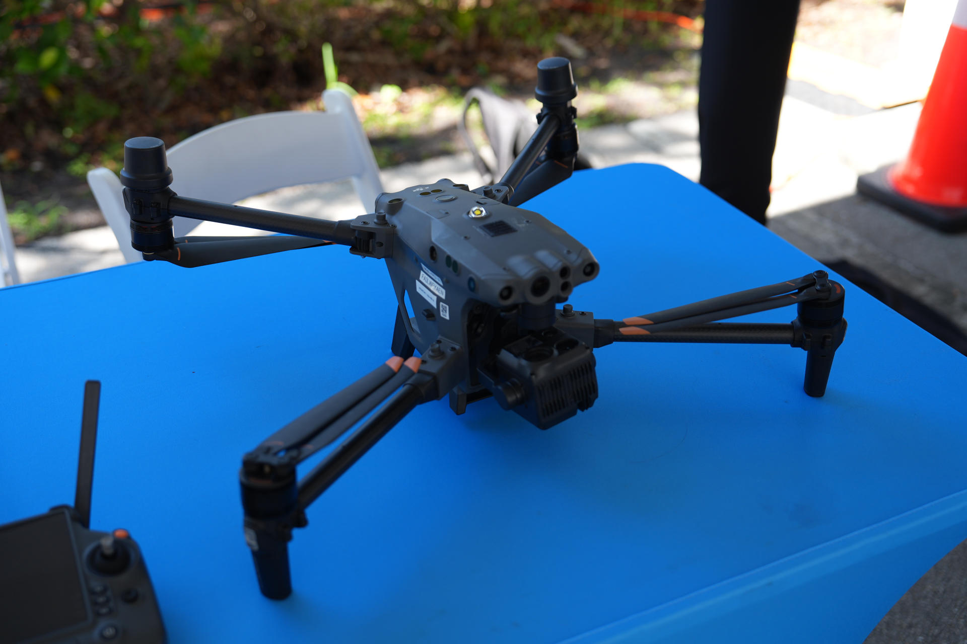 Fotografía que muestra un dron utilizado para el seguimiento de huracanes de la compañía Florida Power & Light (FPL) este jueves, en West Palm Beach (Florida). EFE/ Alberto Boal