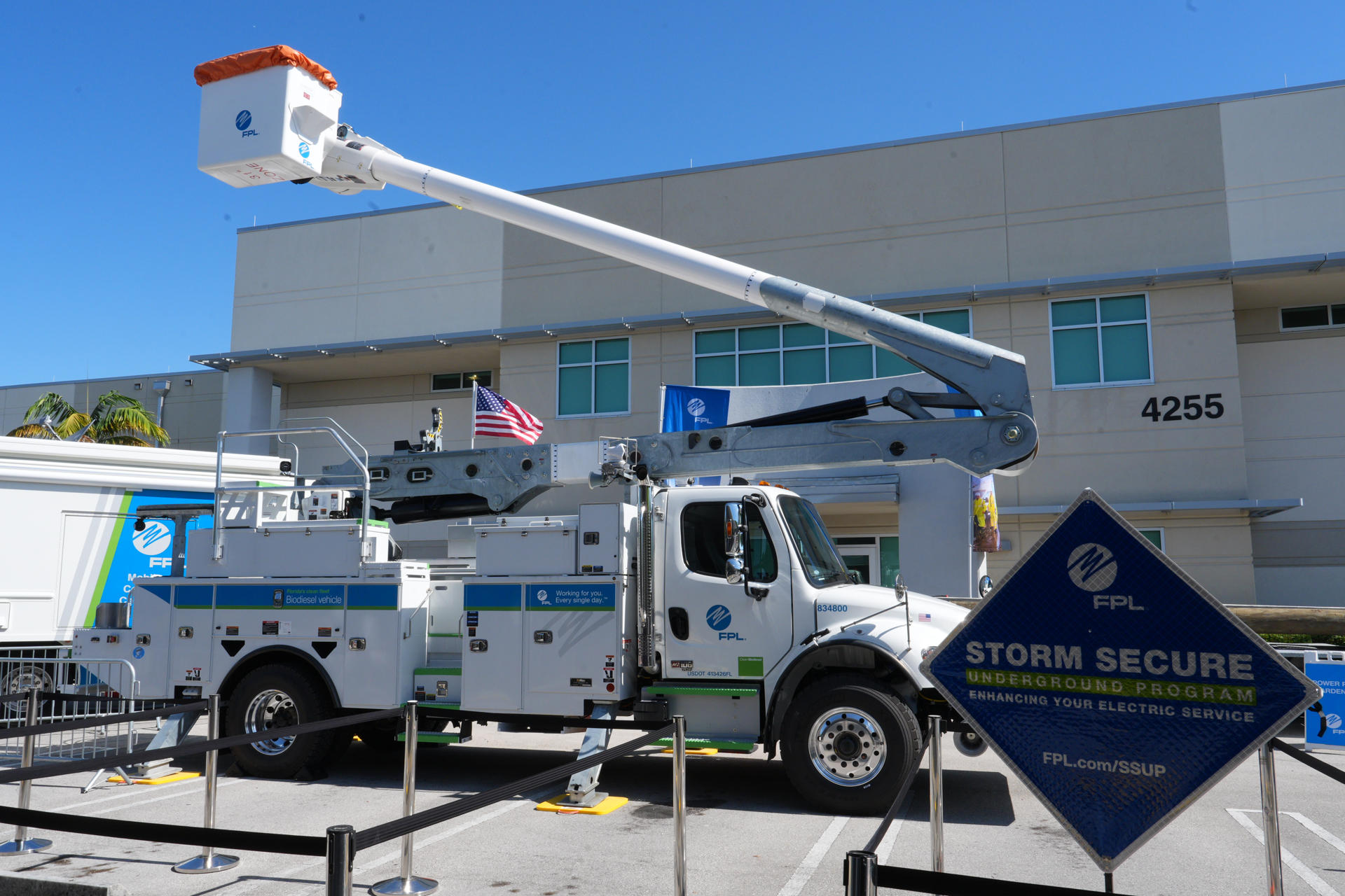 Fotografía que muestra un camión para el seguimiento de huracanes utilizado por la compañía Florida Power & Light (FPL) este jueves, en West Palm Beach (Florida). EFE/ Alberto Boal