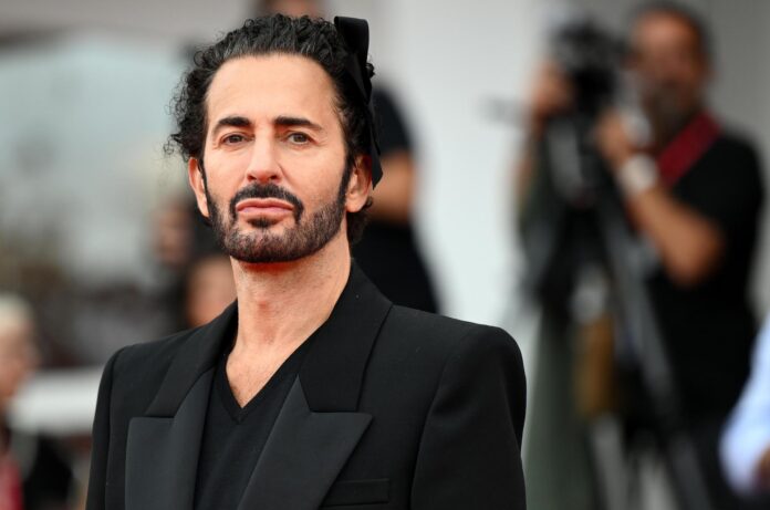 Fotografía de archivo, tomada el pasado 2 de septiembre, en la que se captó al diseñador estadounidense de moda, Marc Jacobs, en Venecia (Italia). EFE/Ettore Ferrari
