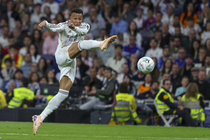 MADRID, 14/05/2026.- El delantero del Real Madrid Kylian Mbappé dispara a puerta durante el partido de la jornada 36 de LaLiga que Real Madrid y Real Oviedo disputan este jueves en el estadio Santiago Bernabéu. EFE/Kiko Huesca
