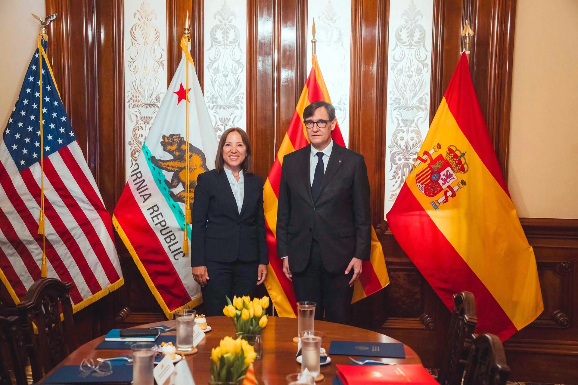 Fotografía cedida por la Generalitat de Catalunya donde aparece su presidente, Salvador Illa, y la vicegobernadora de California, Eleni Kounalakis, posando durante una reunión celebrada en Sacramento, California (EE.UU.). EFE/Generalitat de Catalunya