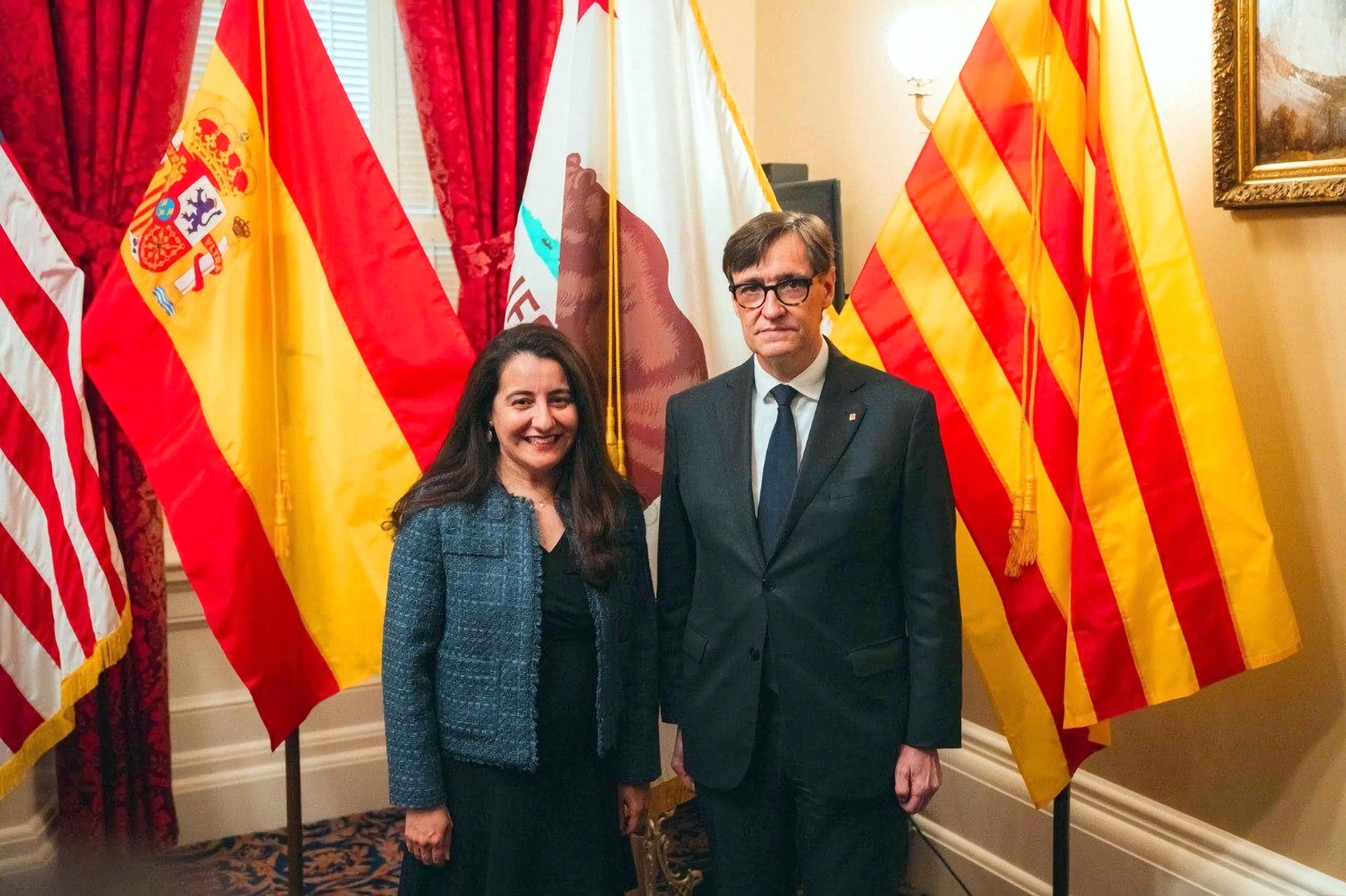 Fotografía cedida por la Generalitat de Catalunya donde aparece su presidente, Salvador Illa, y la presidenta del Senado californiano, Monique Limón, posando durante una reunión en Sacramento, California (EE.UU.). EFE/Generalitat de Catalunya