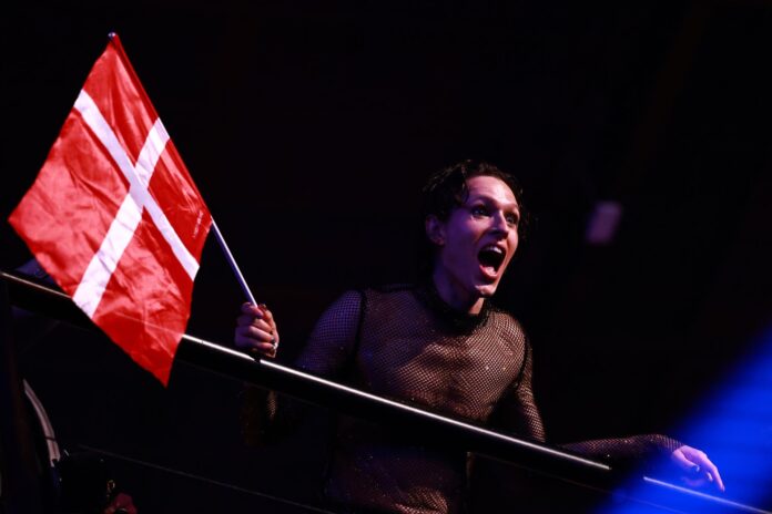 El danés Soren Torpegaard Lund fue captado este 14 de mayo al celebrar su paso a la final del 70º Festival de la Canción de Eurovisión (ESC), en Viena (Austria) EFE/Hannibal Hanschke
