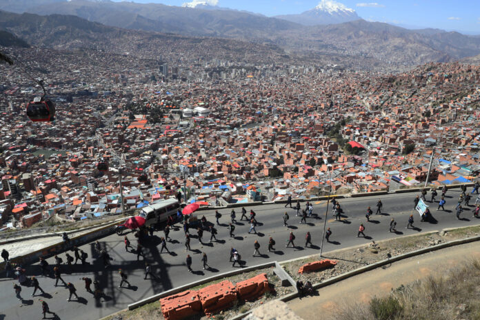 Mineros participan en una protesta donde exigen la atención de sus demandas al presidente de Bolivia, Rodrigo Paz, este 14 de mayo de 2026, en La Paz (Bolivia). EFE/ Luis Gandarillas
