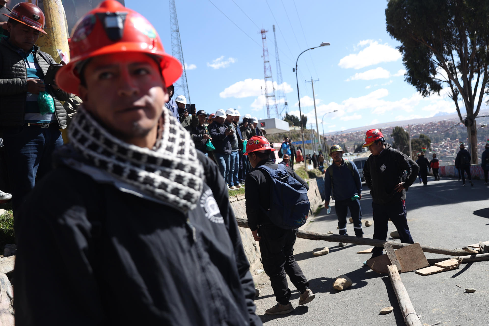 Mineros participan en una protesta donde exigen la atención de sus demandas al presidente de Bolivia, Rodrigo Paz, este 14 de mayo de 2026, en La Paz (Bolivia). EFE/ Luis Gandarillas
